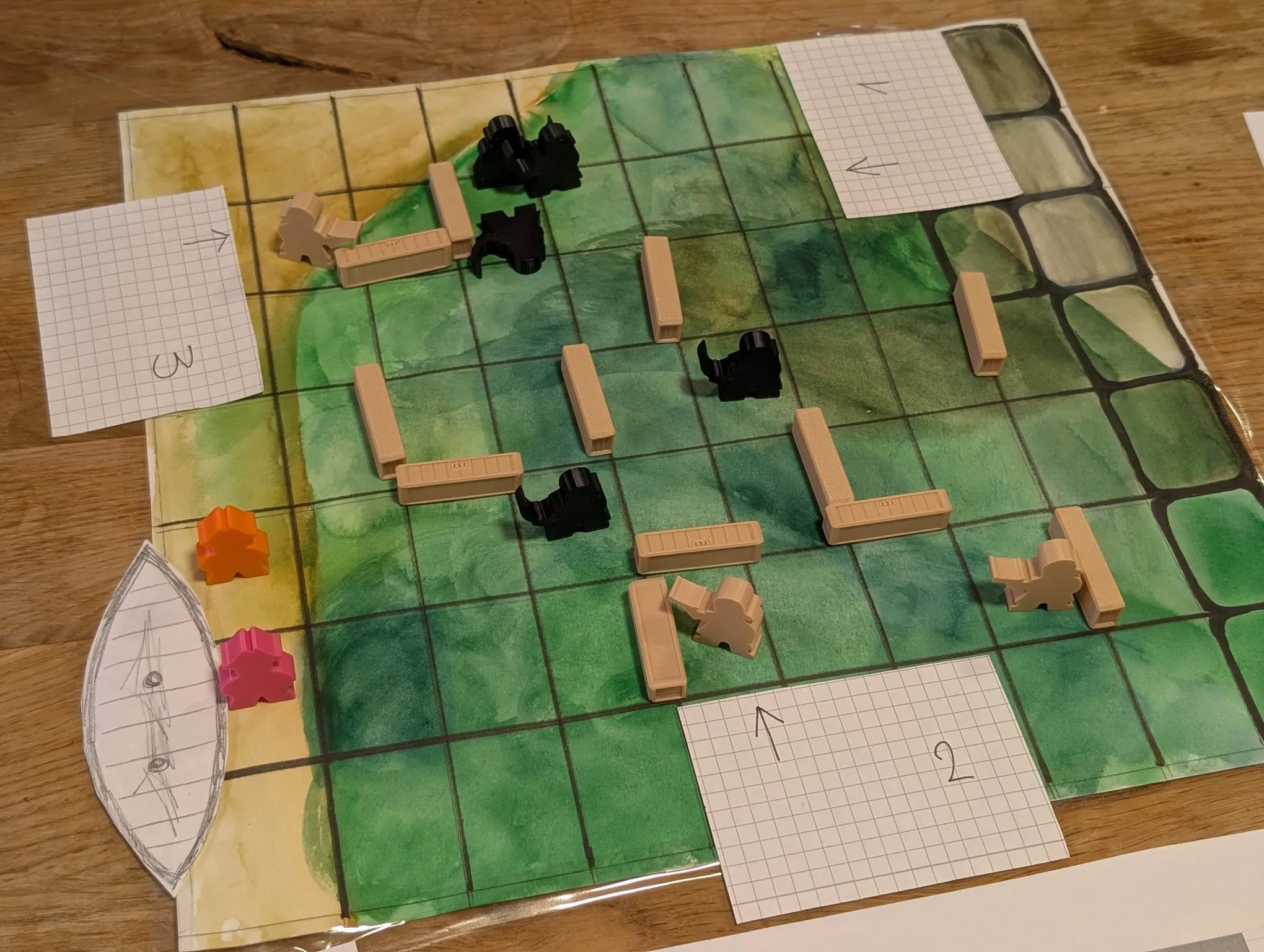 Ein ganzes Spielbrett aus Papier von schräg oben, mit gedruckten Deckungsteilen, hellen Kurierfiguren, dunklen Gegnern und drei markierten Zonen