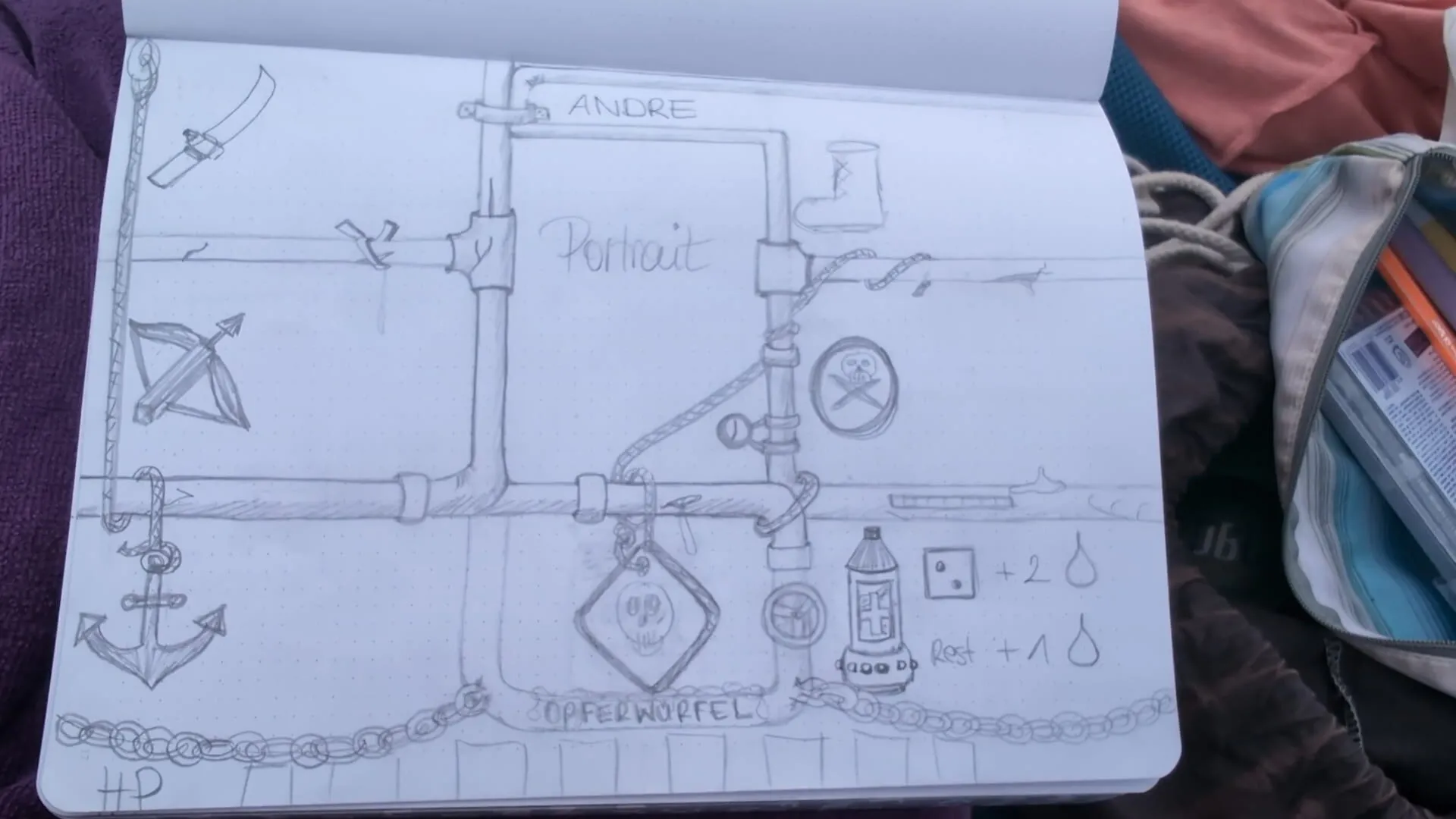 Handgezeichnete Skizze eines Spielerbretts in einem Notizbuch, mit Rohrleitungen, Anker und gekreuzten Waffen