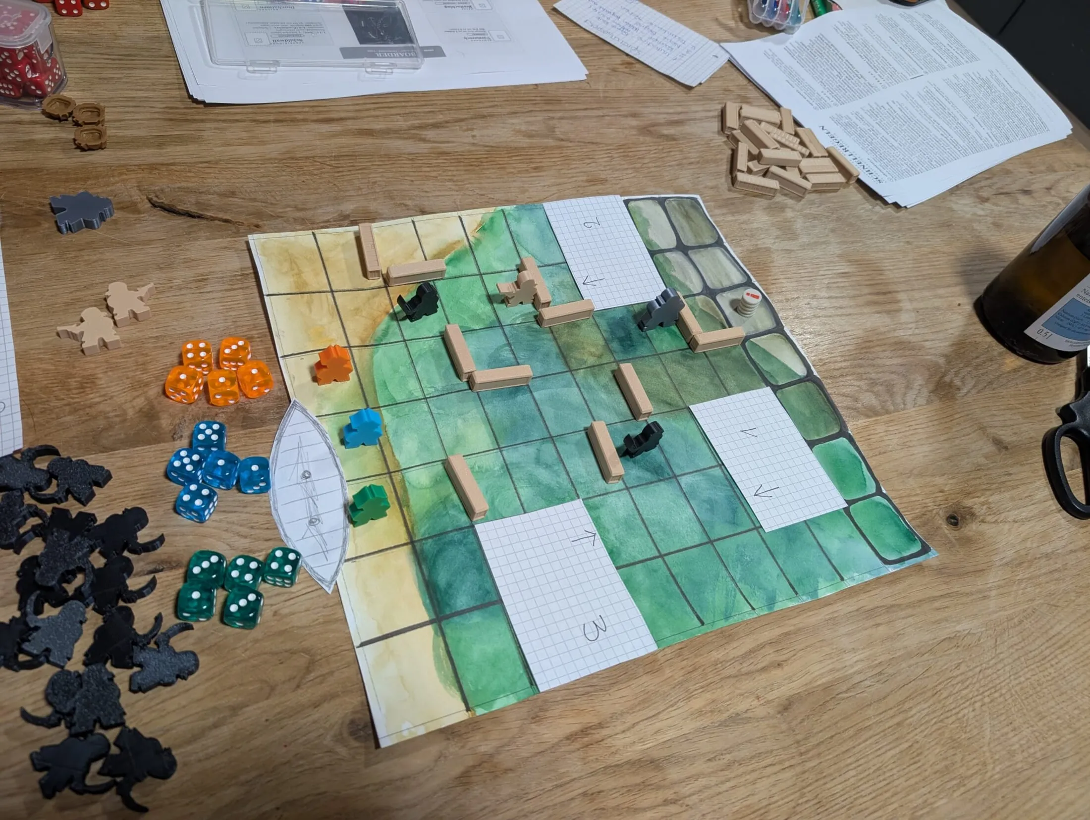 Von Hand aquarelliertes Spielbrett mit Holzriegeln, bunten Spielfiguren und vier Würfelsätzen